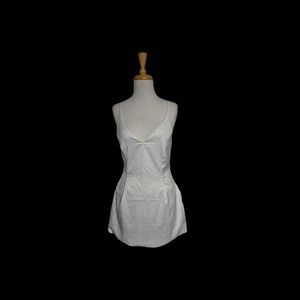 Akira Oh so in‎ love White/ beaded  Sleeveless Size M * Read